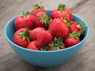 Schale mit frischen Erdbeeren auf einem Holzhintergrund