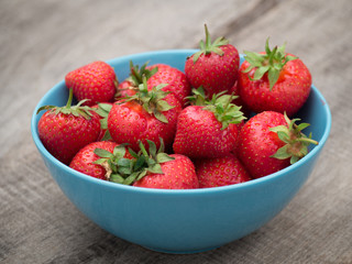 Schale mit frischen Erdbeeren auf einem Holzhintergrund