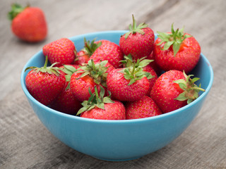 Schale mit frischen Erdbeeren auf einem Holzhintergrund