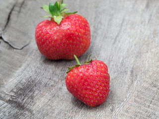 Frische Erdbeeren auf einem Holzhintergrund