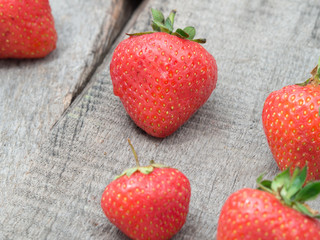 Frische Erdbeeren auf einem Holzhintergrund