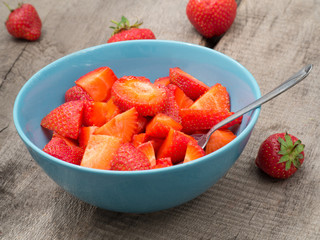 Schale mit frischen Erdbeeren 