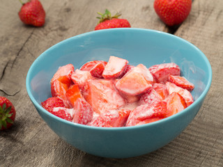 Schale mit frischen Erdbeeren und Milch