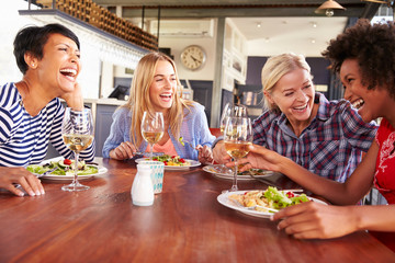 Obraz na płótnie Canvas Female friends eating at a restaurant