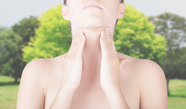 Donna con mani su gola collo sfondo natura
