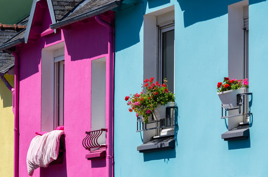 Fa&ccedil;ade de maisons color&eacute;es