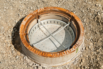 Strassenbau - Ein ge&ouml;ffneter Abwasserkanal mit Siebeinsatz