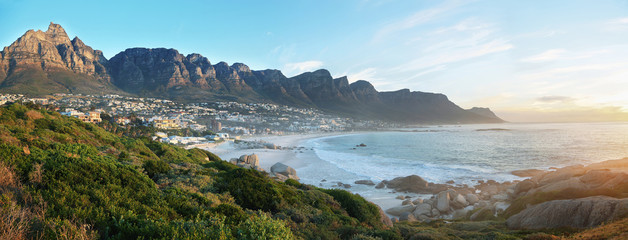 Camps Bay Beach in Kaapstad, Zuid-Afrika, met de Twaalf Apostelen op de achtergrond.