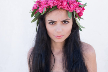 Naklejka premium Beautiful girl with a wreath of flowers on her head