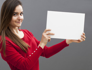 Naklejka premium happy young woman holding a copy space communication board with important news on