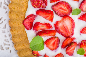 Tart with strawberries and panna cotta