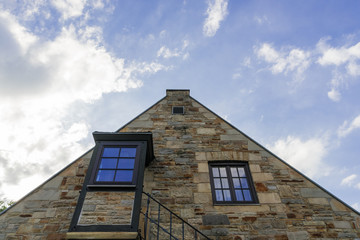 Fassade aus Steine altmodisch mit Holzfenster