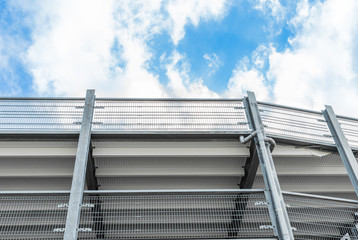 Parkplätze aus Stahlbau unter freien Himmel