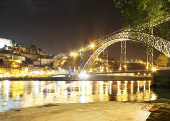 Obraz premium Golden Bridge, night view of the Dom Luiz bridge captured on a slow shutter, Porto , Portugal . Travel concept