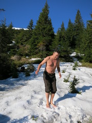 Снег и солнце летом в горах