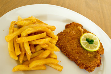 Schnitzel mit Pommes frites