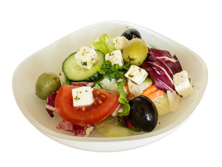 Gemischter Salat mit Oliven und Feta, freigestellt