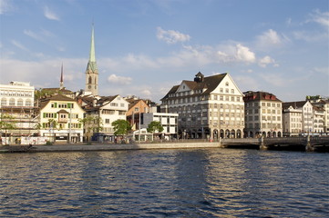 Altstadt von Zürich mit Predigerkirche und Fluss Limmat