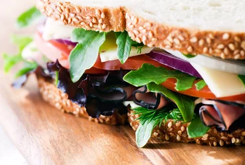 Papier Peint photo Lavable Snack Sandwich au jambon et aux légumes de la Forêt-Noire. Comprend des tomates fraîches, de l& 39 oignon et de la laitue mesclun.