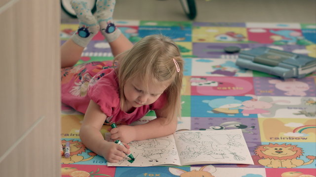 Cute little girl draw with felt-tip pen 
