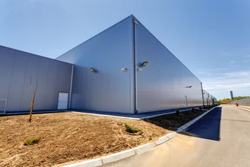 Rolgordijnen zonder boren Industrieel gebouw Aluminum facade on industrial building