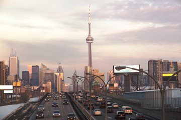 Autoroute achalandée vers le centre-ville de Toronto. Toronto, Ontario, Canada