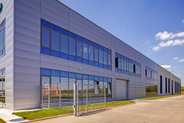 Aluminiumfassade auf Industriegebäude