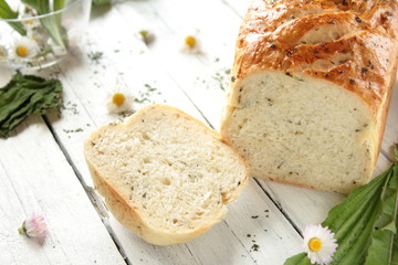Weizenbrot kräuter Wildkrauter holzbrett
