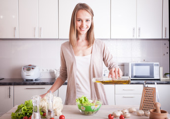 Obraz na płótnie Canvas woman making healthy food