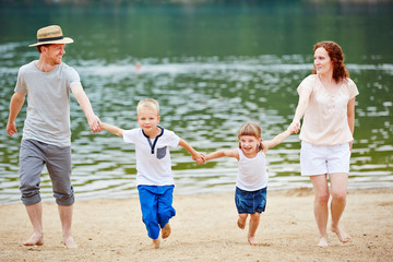 Familie mit zwei Kindern am Strand