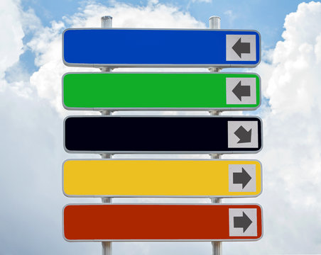 grupo de 5 carteles indicadores con flechas y sin letras sobre fondo de nubes