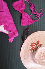 ピンクのビキニと帽子とサングラス