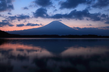 夜明けの逆さ富士