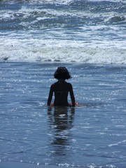 Bambina seduta in acqua