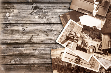 vecchie fotografie su fondo legno - obrazy, fototapety, plakaty
