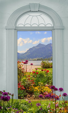 blauer Torbogen mit Blick auf Blumenbeet, Schliersee und Brecher
