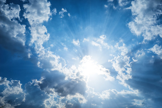 Fototapeta Fototapeta Piękne chmury i błękitne niebo, z promieniami słonecznymi ścienna