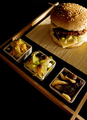 Sushi burger con cous cous, insalata e frutta secca