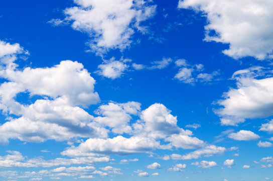 Fototapeta Fototapeta Błękitne niebo z chmurami w słoneczny dzień panoramiczna