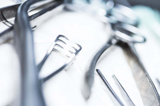 Dissecting instruments