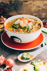 Spicy and Soup Curry with Shrimp and Vegetable Omelet