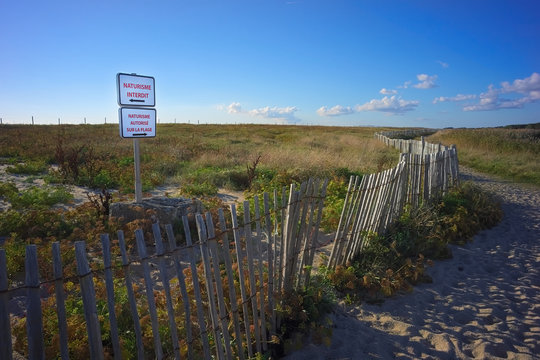 Dunes de la plage de Kerouini avec panneau indiquant le naturisme