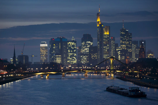 Germany, Frankfurt, River Main with Ignatz Bubis Bridge, skyline of financial district in background