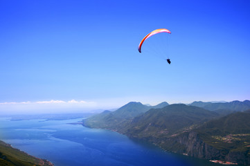 Parapendio sul lago di Garda