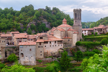 Fototapeta na wymiar General view of catalan village. Besalu