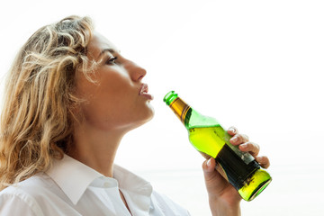 Donna bionda con birra