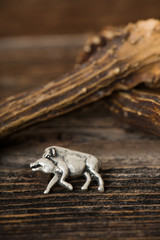 Wildschwein mit Gehörn auf Holz