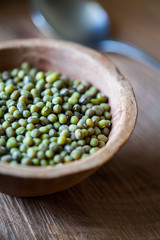 Fagioli di soia azuki verdi in una ciotola in legno