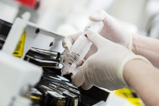 Histological examination with tissue stainer