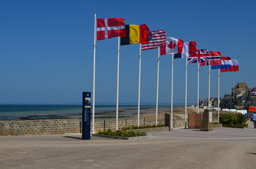 Drapeaux Alliés à Saint Aubin sur Mer (Normandie)